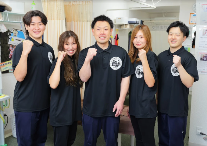 おうばく鍼灸接骨院のスタッフ集合写真